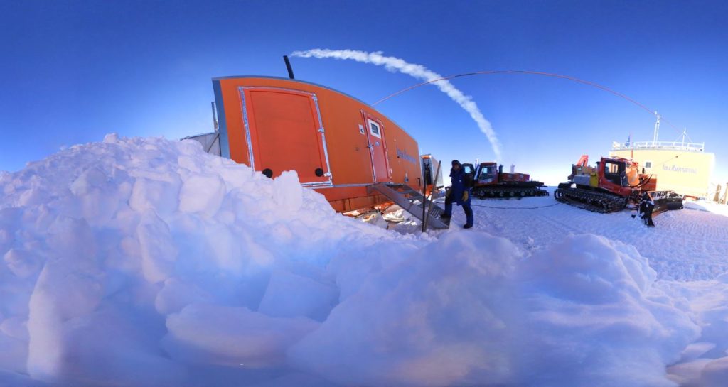 Petit camp à 40 km de Concordia, établi pour la recherche de glace très ancienne (projet Beyond EPICA)
Crédit : Catherine Ritz pour IPEV/IGE