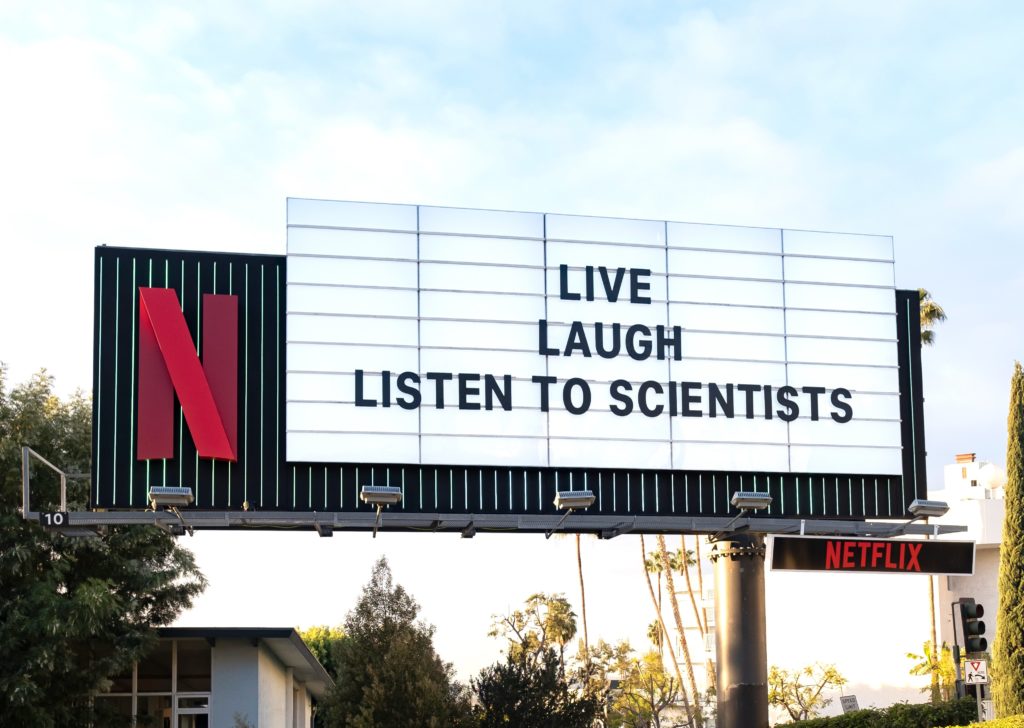 Affiche de Netflix pour la promo de Don't Look Up - ""Vivez. Riez. Ecoutez les scientifiques"