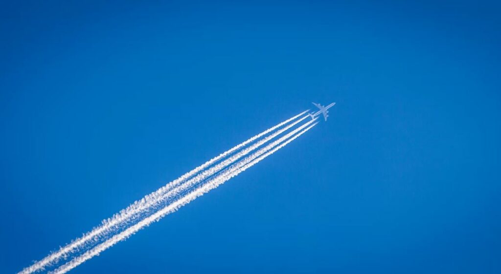 Image représentant des traînées de condensation après le passage d'un avion dans le ciel. Crédit : William Hook