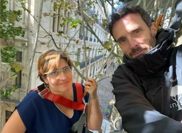 Valerie Masson Delmotte et Thomas Brail, suspendus à plus de 15m devant le ministère de la transition écologique Crédit  : Twitter Valérie Masson Delmotte