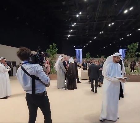 John Kerry en pleine discussion à la COP28 avec les Saoudiens sur les termes exactes concernant les énergies fossiles dans le texte final. Crédit : Fiona Harvey sur X
