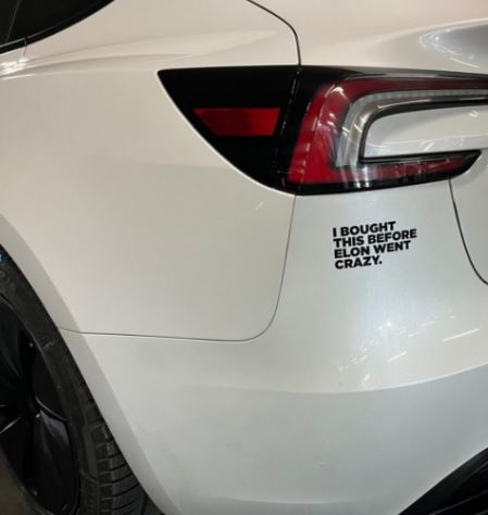 Photo d'une Tesla avec écrit "I bought this before Elon went crazy"
