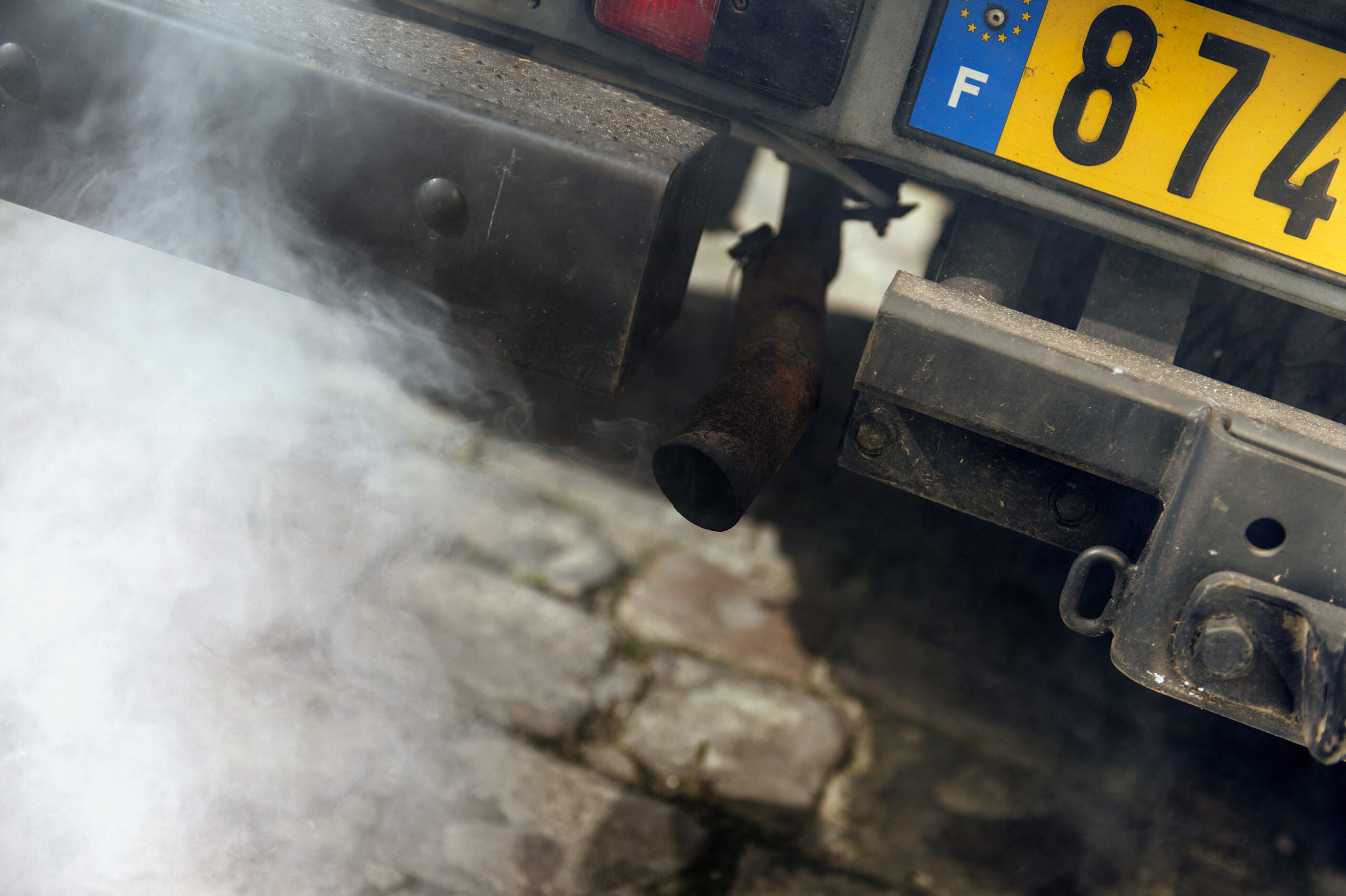 Exhaust gas is released from a car, on March 14, 2014, in Paris. Fine particle pollution in several French cities continued unabated today as the modest measures taken by local authorities failed to solve the underlying problem. AFP PHOTO / LIONEL BONAVENTURE (Photo by LIONEL BONAVENTURE / AFP)