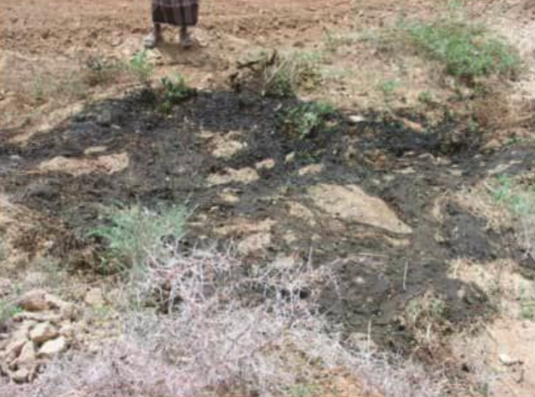 Figure 3 du rapport : taches noires d'hydrocarbures sur le sol, Sharj al-Hubban.